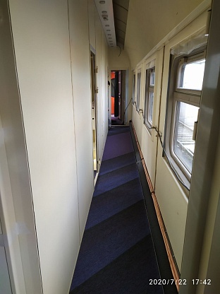 Укладка ковровой плитки дизайнерским способом в вагоне поезда